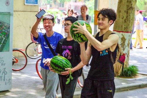 今日头条学校学生吃瓜,揭秘学生们的“吃瓜”日常