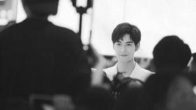 今日吃瓜不吐香蕉皮,不吐香蕉皮，轻松应对娱乐圈风云